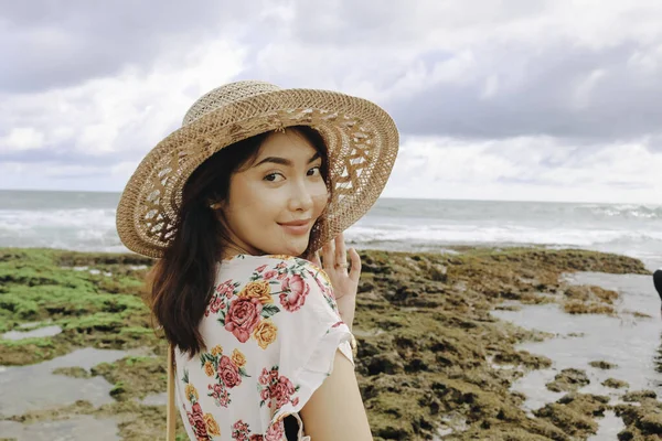 Young Asian Girl Wearing Beach Hat Relaxing Blue Sky Beach —  Fotos de Stock