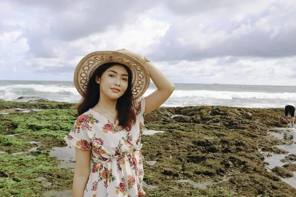 Young Asian Girl Wearing Beach Hat Relaxing Blue Sky Beach — Foto de Stock