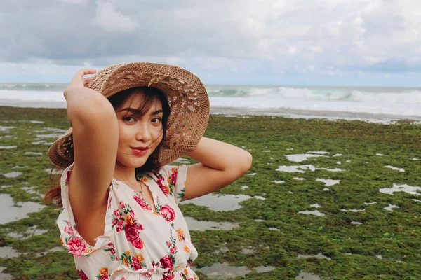 Ung Asiatisk Flicka Bär Hatt Avkopplande Den Blå Himlen Stranden — Stockfoto