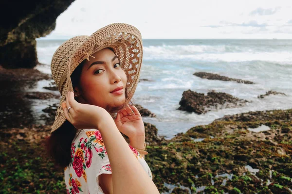 Ung Asiatisk Flicka Bär Hatt Avkopplande Den Blå Himlen Stranden — Stockfoto