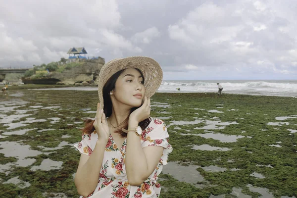 Una Joven Asiática Con Sombrero Playa Relaja Playa Del Cielo —  Fotos de Stock