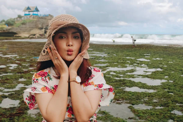 Una Joven Asiática Con Sombrero Playa Relaja Playa Del Cielo —  Fotos de Stock