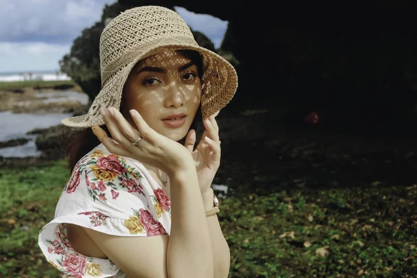 Young Asian Girl Wearing Beach Hat Relaxing Blue Sky Beach — Stok fotoğraf