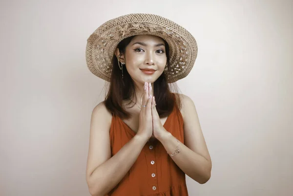 Young Beautiful Asian Woman Wearing Straw Hat Gives Greeting Hands —  Fotos de Stock