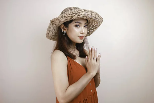 Mladá Krásná Asiatka Slaměném Klobouku Dává Pozdravné Ruce Širokým Úsměvem — Stock fotografie