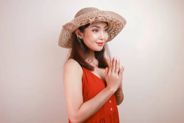 Young Beautiful Asian Woman Wearing Straw Hat Gives Greeting Hands — Stok fotoğraf