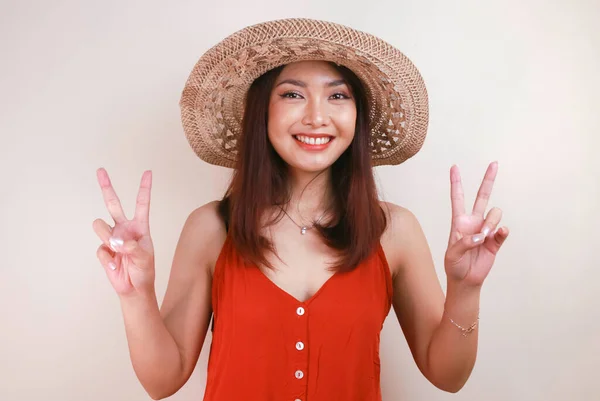 Emocionado Mujer Asiática Sombrero Paja Que Tiene Vacaciones Playa Aislado —  Fotos de Stock