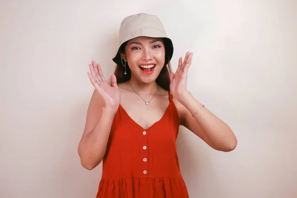 Emocionado Mujer Asiática Sombrero Paja Que Tiene Vacaciones Playa Aislado —  Fotos de Stock
