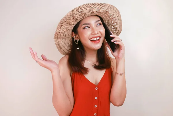 Mujer Asiática Feliz Usando Sombrero Paja Hablando Teléfono Móvil Riendo —  Fotos de Stock