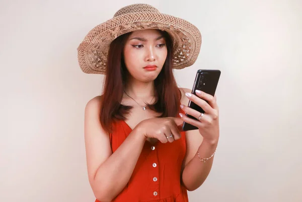 Upset Asian Woman Wearing Straw Hat Pointing Mobile Phone Expressing — Stock Photo, Image