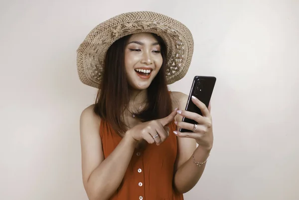 Excited Smiling Young Asian Woman Pointing Finger Smartphone Her Hand — Zdjęcie stockowe