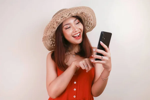 Excited Smiling Young Asian Woman Pointing Finger Smartphone Her Hand — Zdjęcie stockowe