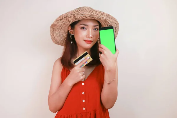 Podekscytowana Uśmiechnięta Młoda Azjatka Pokazuje Ekranie Smartfona Ręku Kartą Magnetyczną — Zdjęcie stockowe