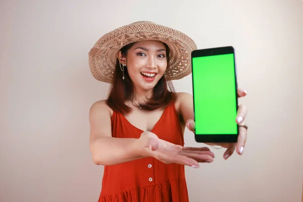 Excited Smiling Young Asian Woman Showing Green Screen Smartphone Her — Stockfoto