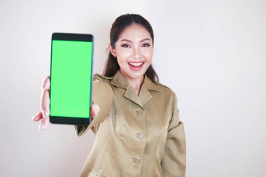 Gülümseyen devlet çalışanı kadınlar akıllı telefondan boş ekran gösteriyorlar. Not: haki rengi üniforma giyiyor..