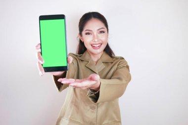 Gülümseyen devlet çalışanı kadınlar akıllı telefondan boş ekran gösteriyorlar. Not: haki rengi üniforma giyiyor..