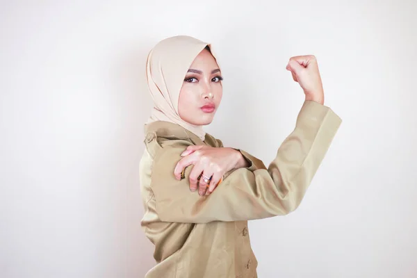 Великолепная Молодая Мусульманская Азиатка Коричневой Униформе Бицепсами Улыбкой Индонезийская Девушка — стоковое фото