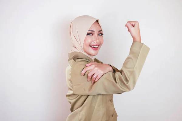 Wunderschöne Starke Junge Muslimische Asiatin Brauner Uniform Die Bizeps Zeigt — Stockfoto