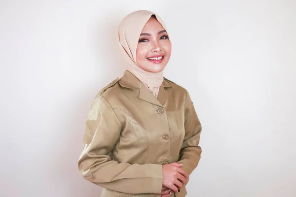 Retrato Uma Jovem Mulher Muçulmana Asiática Vestindo Uniforme Marrom Hijab — Fotografia de Stock