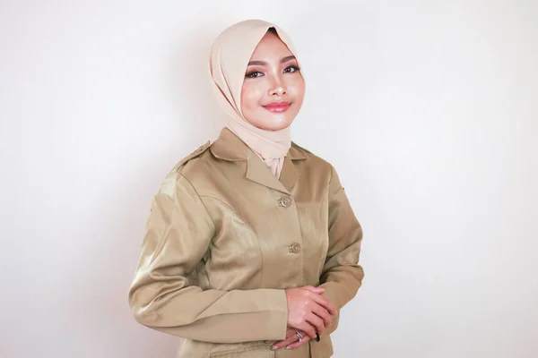 Portret Młodej Muzułmanki Azji Brązowym Mundurze Hidżab Uśmiechnięty Kamery Jednolity — Zdjęcie stockowe