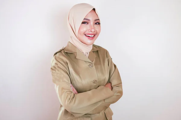 一个身穿棕色制服 头戴头巾的年轻的亚洲穆斯林妇女在镜头前微笑的肖像 印尼政府雇员制服 — 图库照片