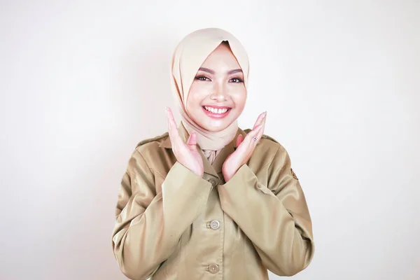 一个身穿棕色制服 头戴头巾的年轻的亚洲穆斯林妇女在镜头前微笑的肖像 印尼政府雇员制服 — 图库照片