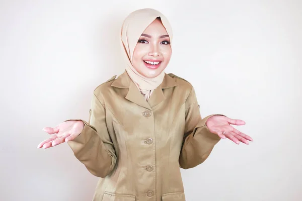 茶色の制服とヒジャーブを着た若い美しいアジア系ムスリム労働者が紹介されています インドネシアのPns — ストック写真