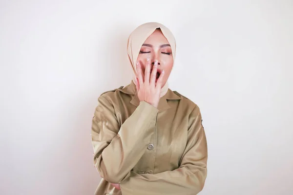 Uykulu Asyalı Müslüman Kadın Portresi Kahverengi Üniformalı Tesettürlü Esnerken Ağzını — Stok fotoğraf