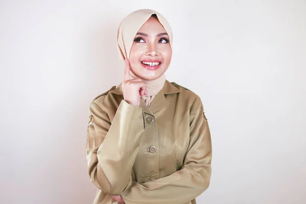 Una Giovane Donna Musulmana Asiatica Indossa Uniforme Marrone Hijab Pensando — Foto Stock