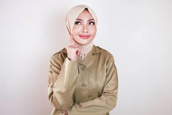 Une Jeune Femme Musulmane Asiatique Portant Uniforme Marron Hijab Pensant — Photo