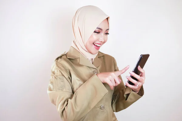 Smilende Statstjenestemann Som Viser Tomt Lerret Smarttelefon Ung Asiatisk Muslim – stockfoto