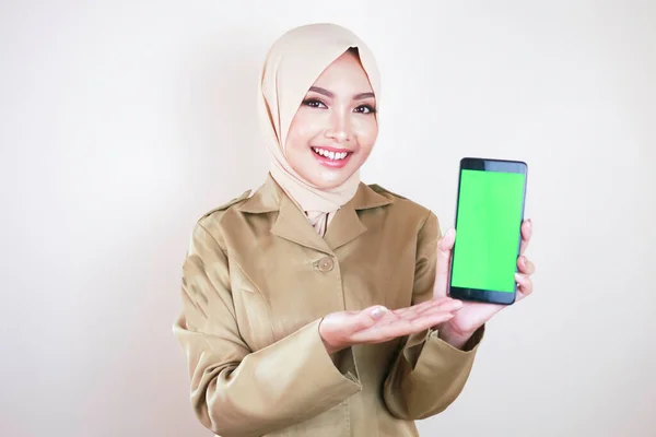 Leende Statsanställd Som Visar Tom Skärm Smartphone Ung Asiatisk Muslim — Stockfoto