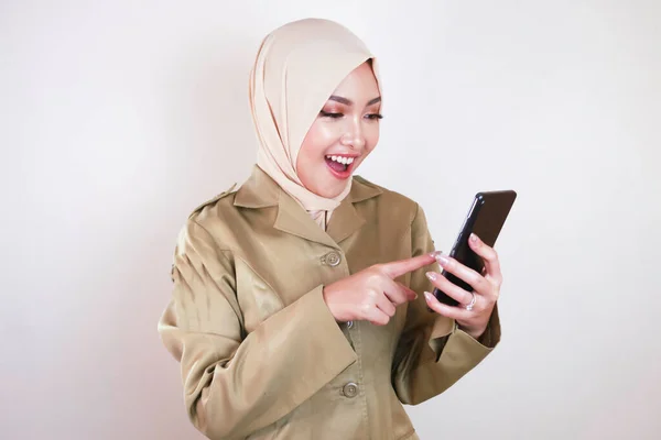 Улыбающийся Госслужащий Показывает Чистый Экран Смартфоне Молодой Азиат Мусульманин Форме — стоковое фото