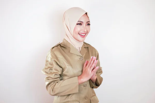 Trabalhador Civil Muçulmano Vestindo Uniforme Marrom Saudação Hijab Com Gesto — Fotografia de Stock