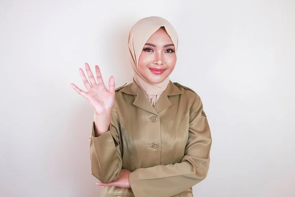 Muzułmański Pracownik Cywilny Ubrany Brązowy Mundur Hidżab Witający Gestem Ręki — Zdjęcie stockowe