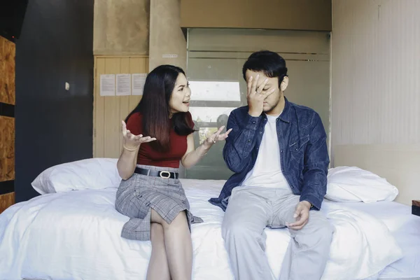 Asyalı karı kocanın portresi evde tartışılıyor..