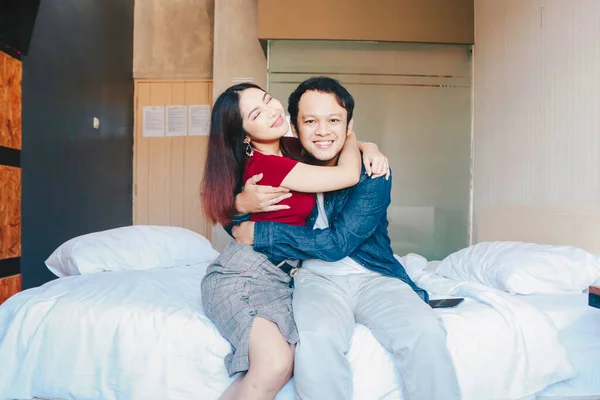 Mutlu Bir Çiftin Portresi Karı Koca Kucaklaşıyor — Stok fotoğraf