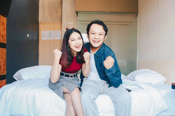 Asyalı Başarılı Bir Çiftin Portresi — Stok fotoğraf