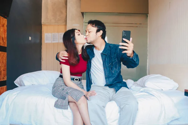 Ritratto Una Coppia Asiatica Felice Che Prende Selfie Usando Loro — Foto Stock