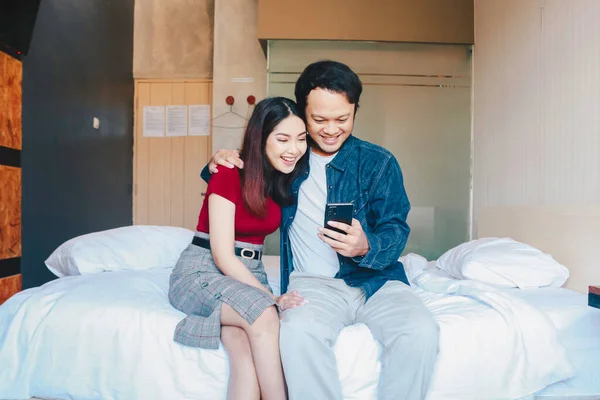 一对快乐的亚洲夫妇用手机自拍的肖像 — 图库照片