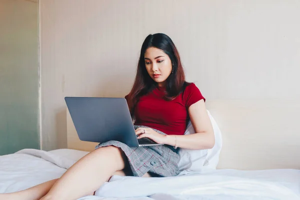 Portrait Young Asian Businesswoman Working Home Looking Laptop Screen Indoors — Stock Photo, Image