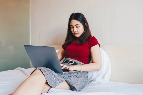 Portrait Young Asian Businesswoman Working Home Looking Laptop Screen Indoors — Stock Photo, Image