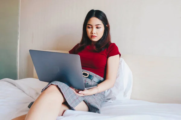 Portrait Young Asian Businesswoman Working Home Looking Laptop Screen Indoors — Stock Photo, Image