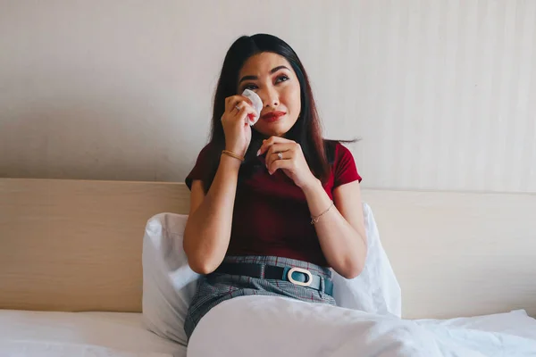 침대에서 아시아 여자의 — 스톡 사진