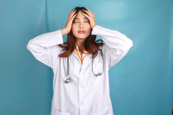 Ett Porträtt Ung Asiatisk Kvinnlig Läkare Ser Trött Och Överarbetad — Stockfoto