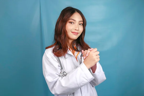 Egy Fiatal Ázsiai Doktornő Portréja Imádkozik Istenhez — Stock Fotó