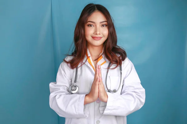 Egy Fiatal Ázsiai Doktornő Mosolyog Üdvözlő Gesztust Tesz — Stock Fotó