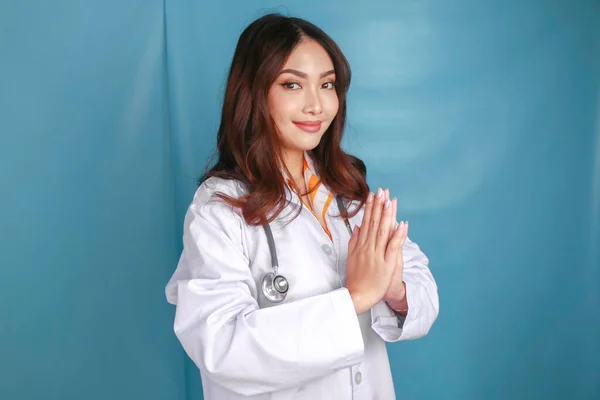 Egy Fiatal Ázsiai Doktornő Mosolyog Üdvözlő Gesztust Tesz — Stock Fotó