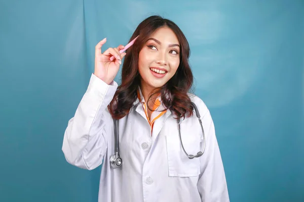 Young Doctor Woman Isolated Background Thinking Idea — Stock Photo, Image