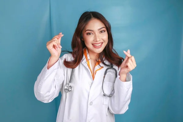 Portrét Mladé Asijské Doktorky Ukazuje Prst Srdci Nebo Milostné Gesto — Stock fotografie